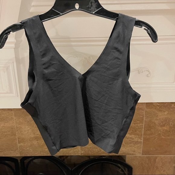 AL: YMI XL Lounge Silky Comfort Black Bra V-neck with removable cups - Picture 2 of 4